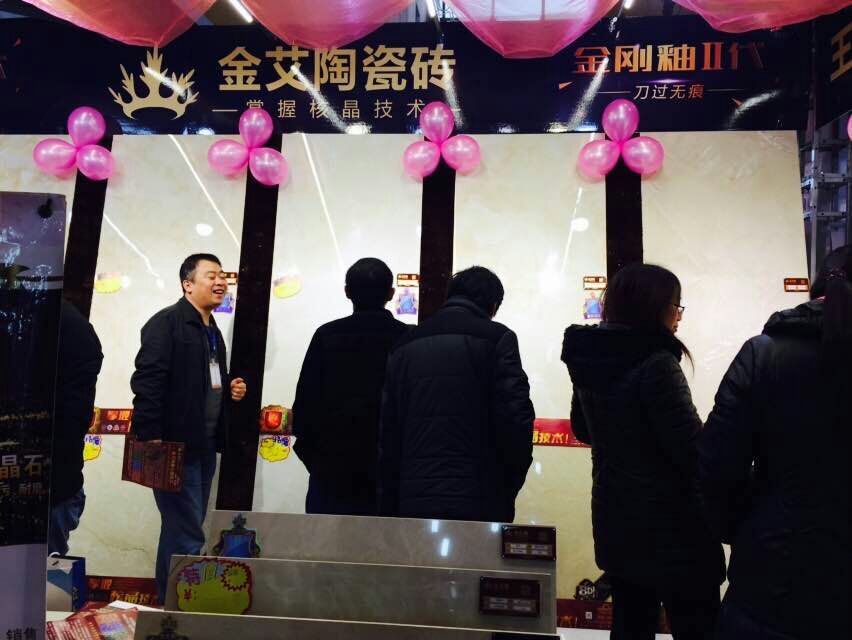 1xBET瓷砖事情职员与主顾攀谈