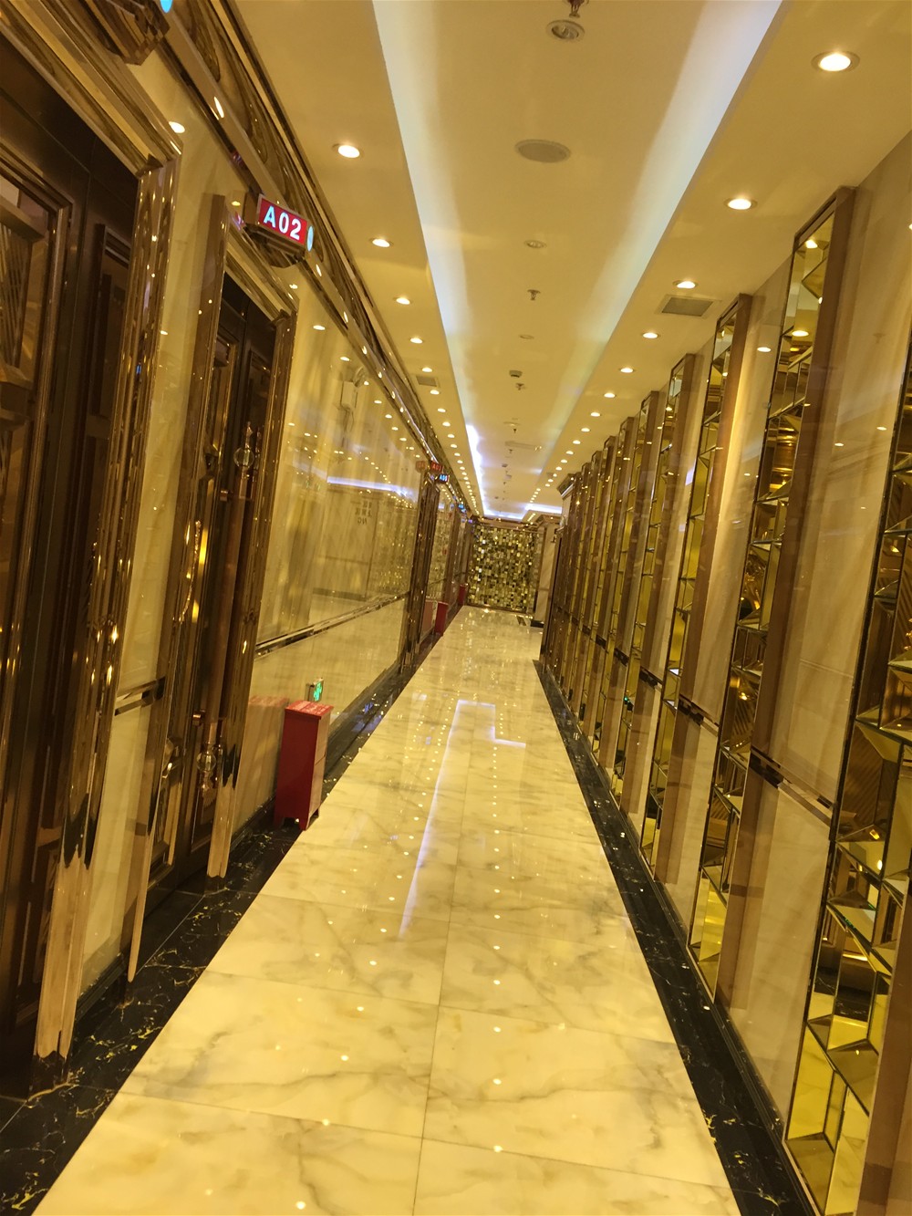 过道接纳1xBET微晶石  西班牙翡翠玉KWD58001+意大利黑金花KWB58058铺贴