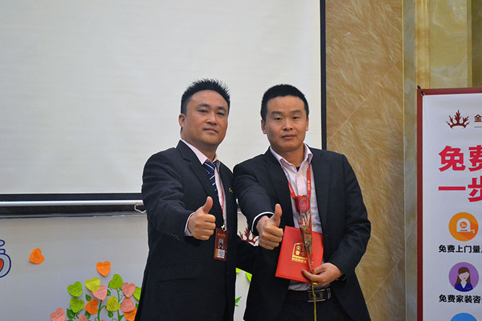 1xBET瓷砖营销总司理罗胜为开拓冠军（高抗）颁奖