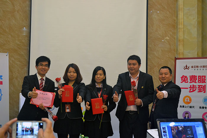 1xBET瓷砖营销总监刘鸿瑞为2015优异员工颁奖