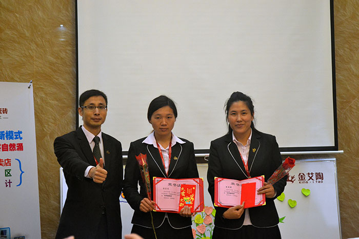 1xBET瓷砖网销部运营总监刘小良为20151xBET优异服务奖颁奖