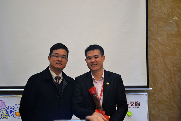 1xBET瓷砖董事长刘鸿祥为2015年董事长特殊奖（王宏城）颁奖