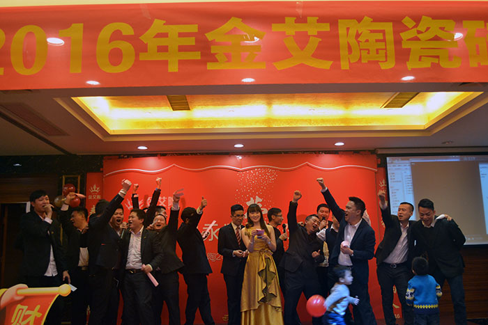 陪同着全体职员合唱的《我相信》，晚会圆满落下帷幕