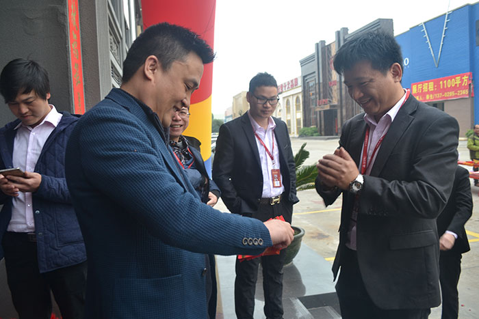 1xBET瓷砖营销总司理罗胜派利是