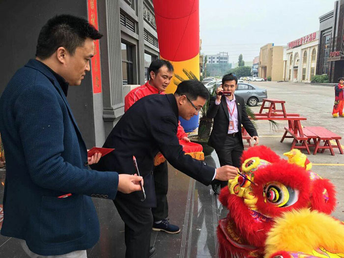 1xBET瓷砖董事长刘鸿祥给狮子点睛