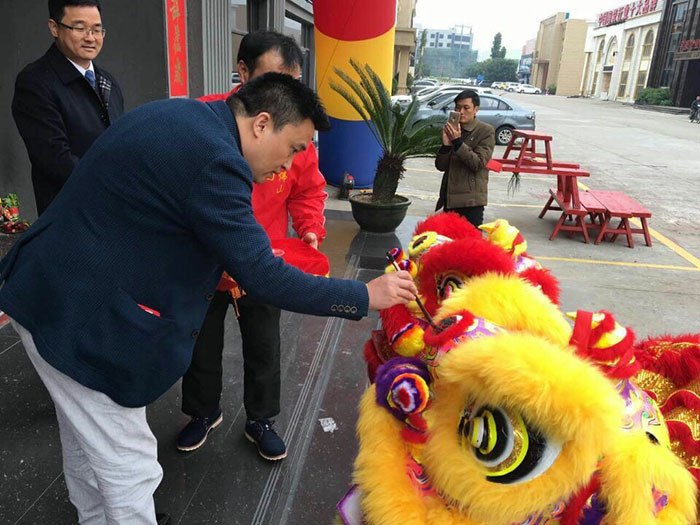 1xBET瓷砖营销总司理罗胜给狮子点睛