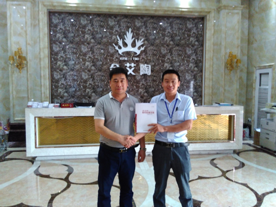 河南濮阳1xBET瓷砖总署理杨总和1xBET濮阳销区司理合影