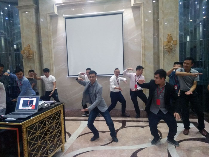 2017年11月2日晚，生命不息，学习不止1xBET法定学习日，11月全公司职员学习会圆满竣事，一起分享《干法》，乐于事情，开心生涯，纵然在灾祸中，只要拼命事情，就能带来不可思议的好运。。过好每一天，就是乐成之道！！