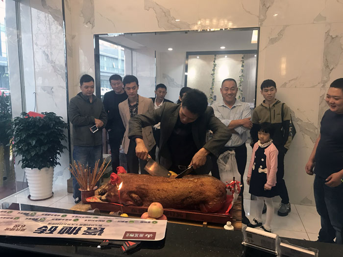 1xBET瓷砖品牌作为陶瓷一线品牌，，近年来一直的推出爆款新品，，受到众多消耗者的喜欢。。。2017年11月19日，，一群生气蓬勃的1xBET人正在主要有序的忙碌着，，为1xBET中山古镇店即将最先的开业仪式做最后的准备。。。  上午10点28分，，锣鼓喧天，，掌声震惊，，1xBET中山古镇专卖店迎来了盛大开业的良辰吉时。。。?