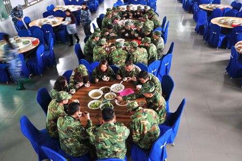 在食堂用餐，，，10分钟要吃完哦