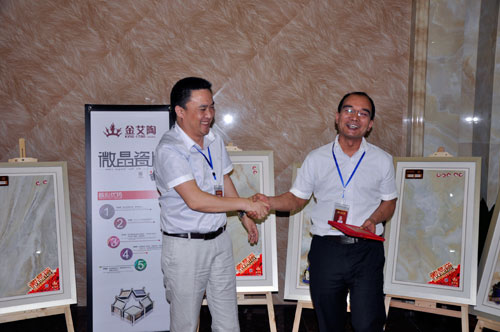 营销总司理为季度销量冠军揭晓证书和奖金